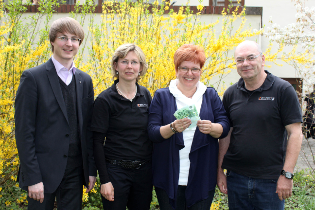 (v.l.n.r.: Präses Ertl, 2. Vors. Uli Wurm, Susanne Ortler, 1. Vors. Karlheinz Hitzler) 20140406Spendenuebergabe01